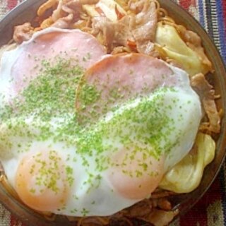 ボリュームたっぷりハムエッグのせ焼きそば☆